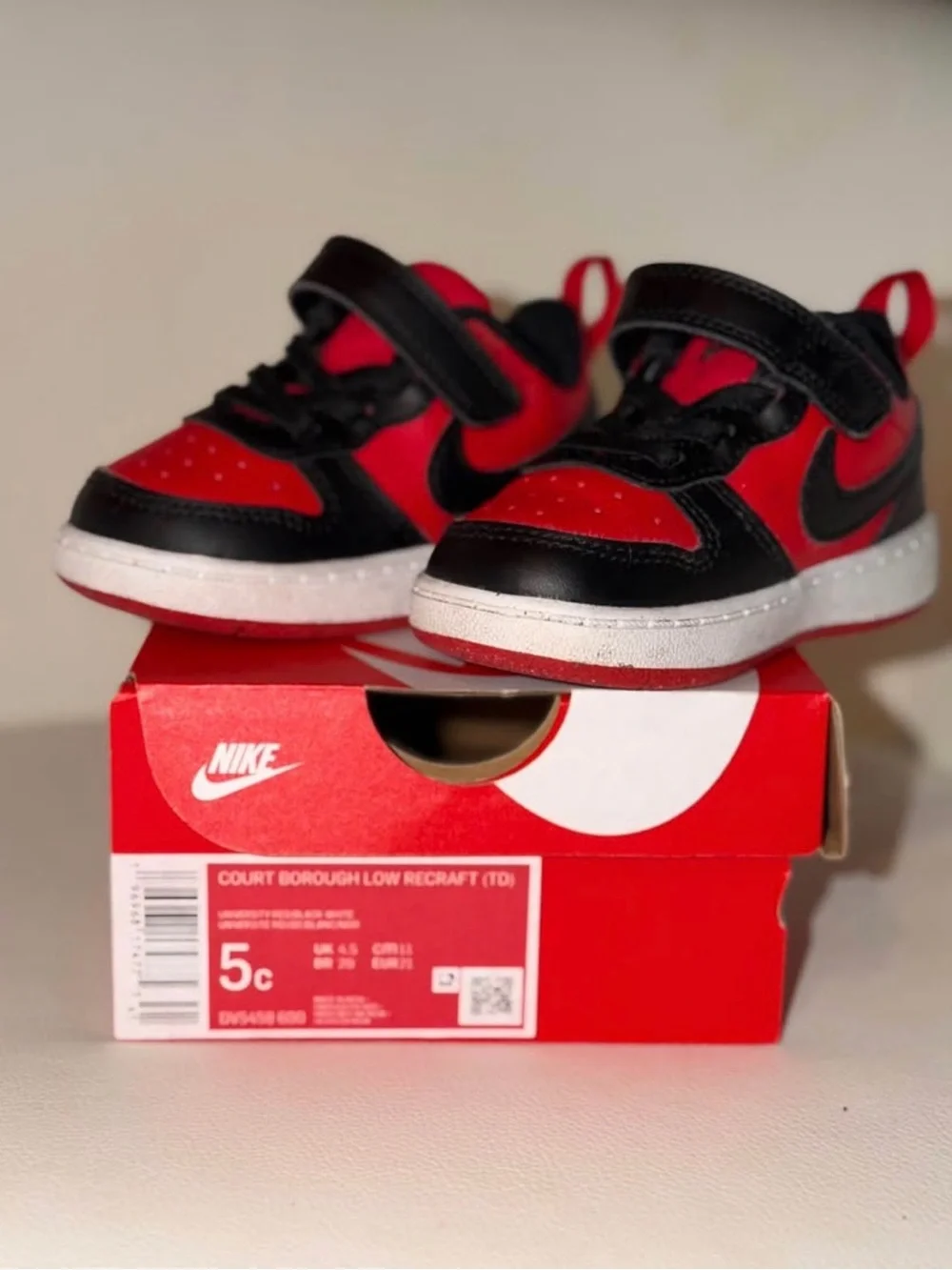 Nike Kids Black & Red Low-Top Sneakers with Hook-and-Loop Strap